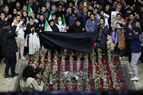 نمایش قطعاتی از موشک شلیک‌شده به مدرسه میناب در باغ فردوس