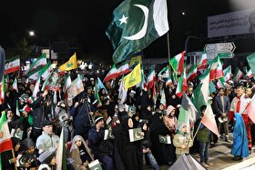 همبستگی بین‌المللی در مقابل استکبار | حضور پاکستانی‌ها در اجتماع شبانه مردم مشهد + فیلم (۲۷ فروردین ۱۴۰۵)