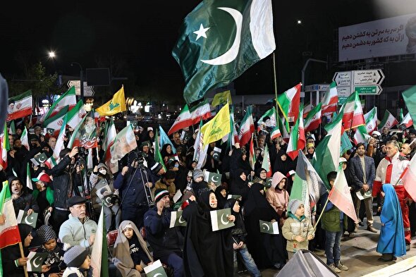 همبستگی بین‌المللی در مقابل استکبار | حضور پاکستانی‌ها در اجتماع شبانه مردم مشهد + فیلم (۲۷ فروردین ۱۴۰۵)