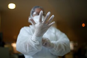 افزایش قیمت دستکش لاتکس و احتیاط در بیمارستان‌های جهان در پی جنگ علیه ایران