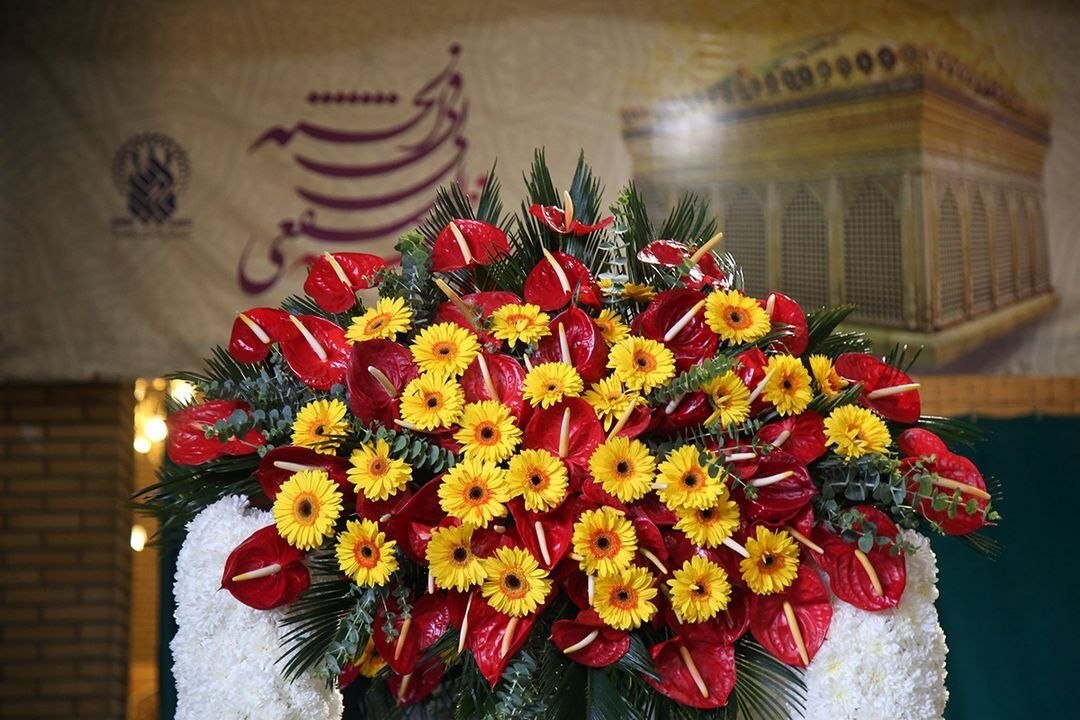 گل آرایی ضریح مطهر حضرت معصومه سلام الله علیها