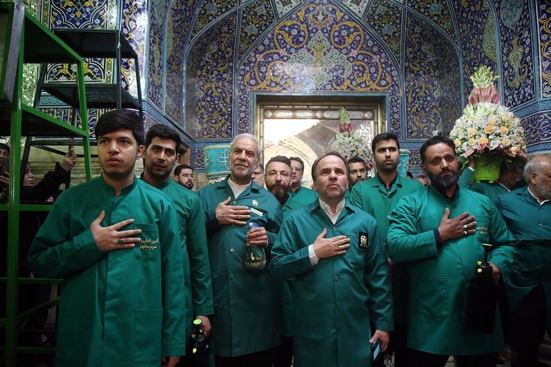 گل آرایی ضریح مطهر حضرت معصومه سلام الله علیها