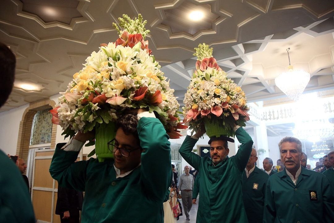 گل آرایی ضریح مطهر حضرت معصومه سلام الله علیها