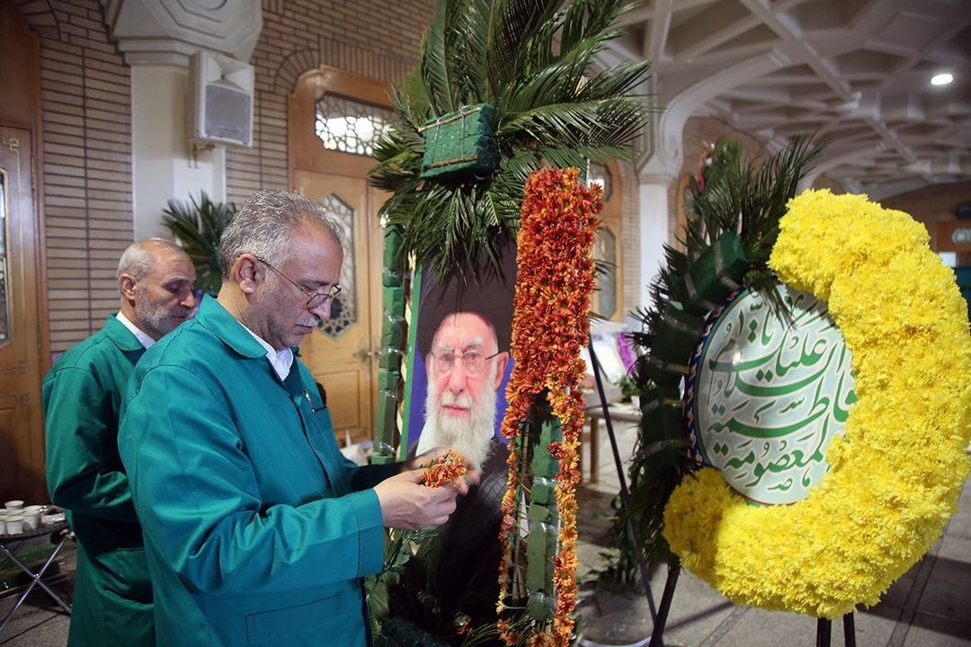 گل آرایی ضریح مطهر حضرت معصومه سلام الله علیها