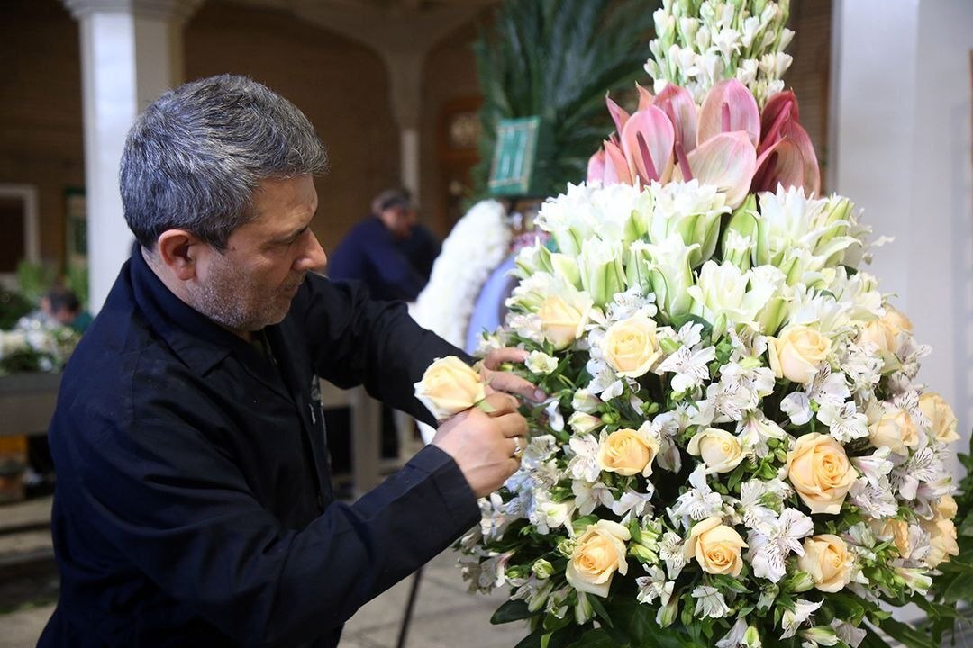 گل آرایی ضریح مطهر حضرت معصومه سلام الله علیها