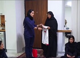 خانم گل فوتسال آسیا پیراهن تیم ملی فوتسال ایران را به خانواده شهید مینابی تقدیم کرد + فیلم