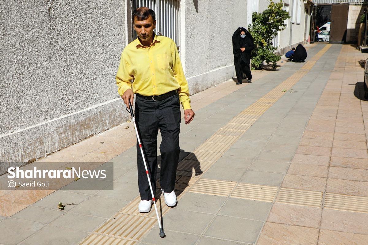 وضعیت مسیرها و رمپ&zwnj;های ویژه توان&zwnj;یابان در مشهد | چالش های پنهان مسیرهای نابینایان