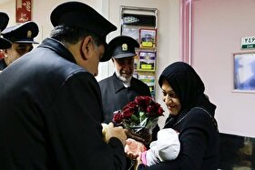 اقامه اذان در گوش نوزادان توسط خدام حرم امام رضا(ع) در دهه کرامت