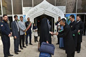 استقبال خدام بارگاه منور رضوی از زائران در ایستگاه راه‌آهن مشهد همزمان با آغاز دهه کرامت