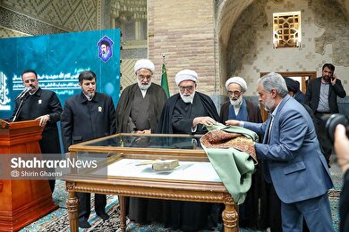 گزارش تصویری | مراسم رونمایی از نسخه چاپ‌شده قرآن کریم به خط رنّانی به همراه دست خط رهبر شهید انقلاب