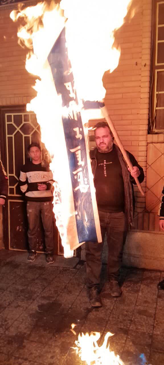 کشیدن آتش به خرمن دشمن | نوجوانان مقابل مجتمع فرهنگی بیت الزهرا (س) مشهد پرچم اسرائیل را آتش می‌زنند