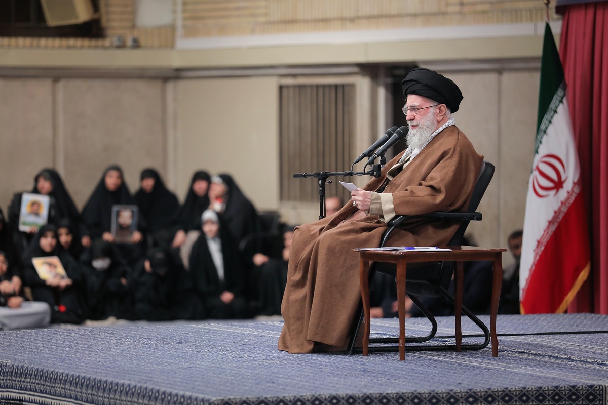 نگاهی به توصیه‌های رهبر شهید به بانوان | مادرها، مایه‌ی انتقال عناصر هویت ملی‌اند