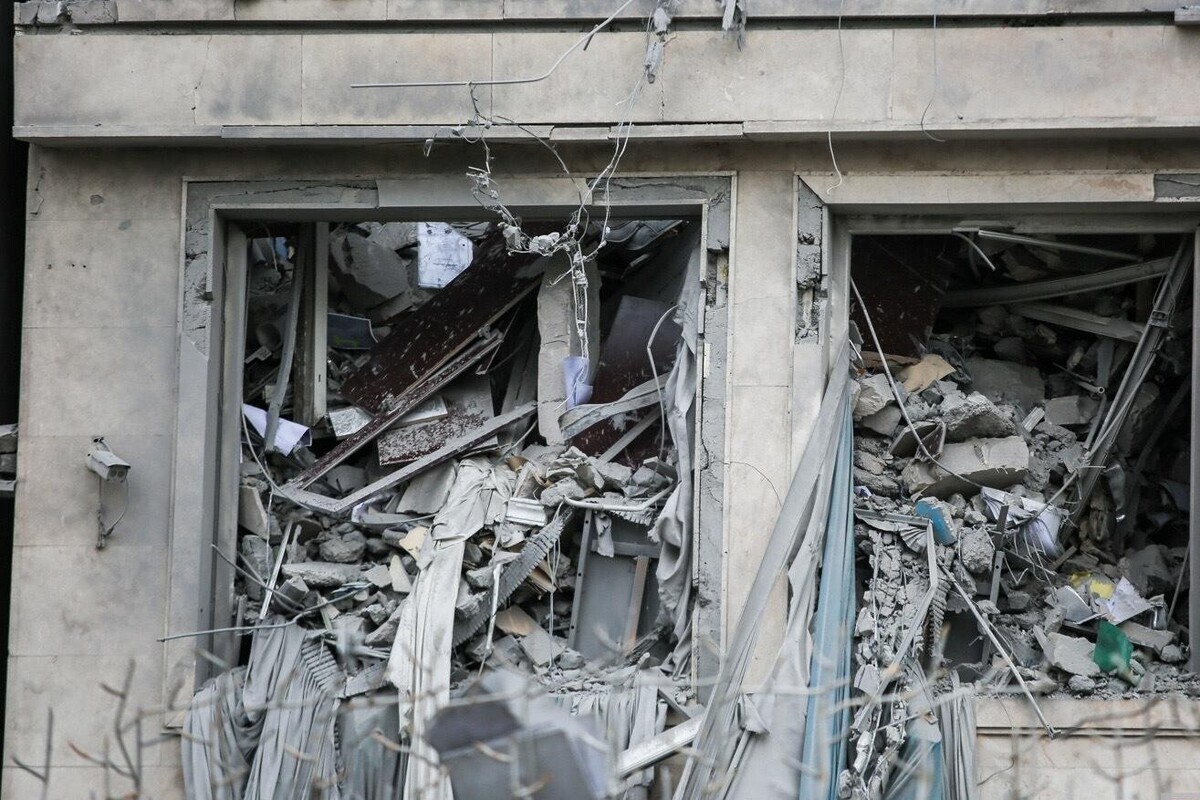 حمله هوایی جنایتکارانه دشمن به یک منطقه مسکونی در قم (۷ فروردین ۱۴۰۵)