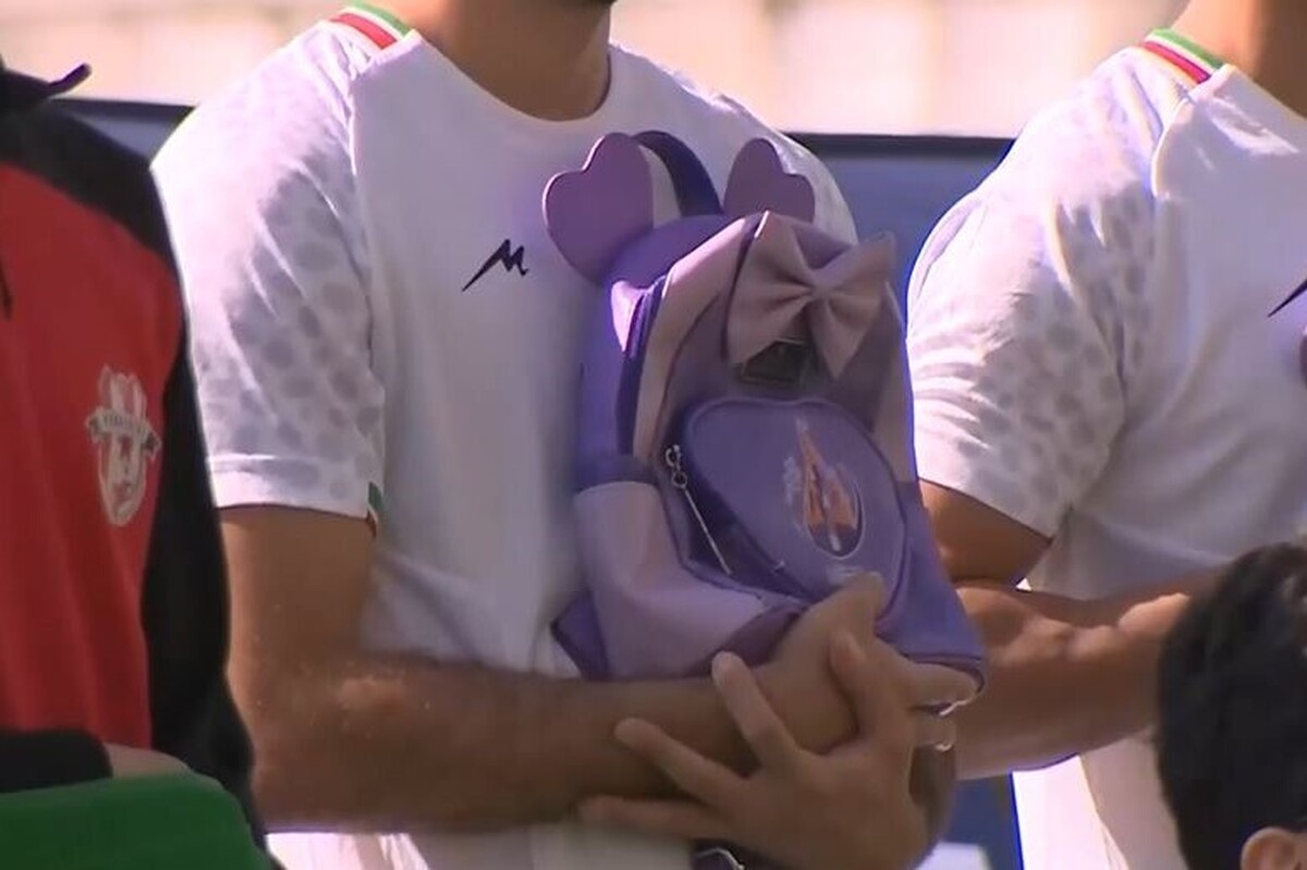 ویدئو| ملی&zwnj;پوشان فوتبال ایران با &laquo;کوله&zwnj;پشتی&raquo; به یاد شهدای دختر میناب سرود ایران را خواندند