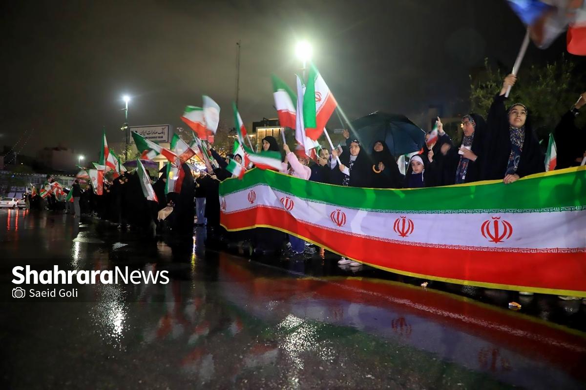 بیست و هفتمین شب حضور حماسی مردم در شب بارانی مشهد | اگر از آسمان سنگ هم ببارد، سنگر را رها نمی‌کنیم+ فیلم (۷ فروردین ۱۴۰۵)