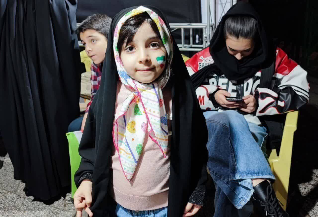 خانواده وزیر امور خارجه کشورمان در مشهد حضور یافتند| قصه آقازاده بدون محافظ در اجتماع مردمی خانواده وزیر امور خارجه کشورمان در مشهد حضور یافتند| قصه آقازاده بدون محافظ در اجتماع مردمی