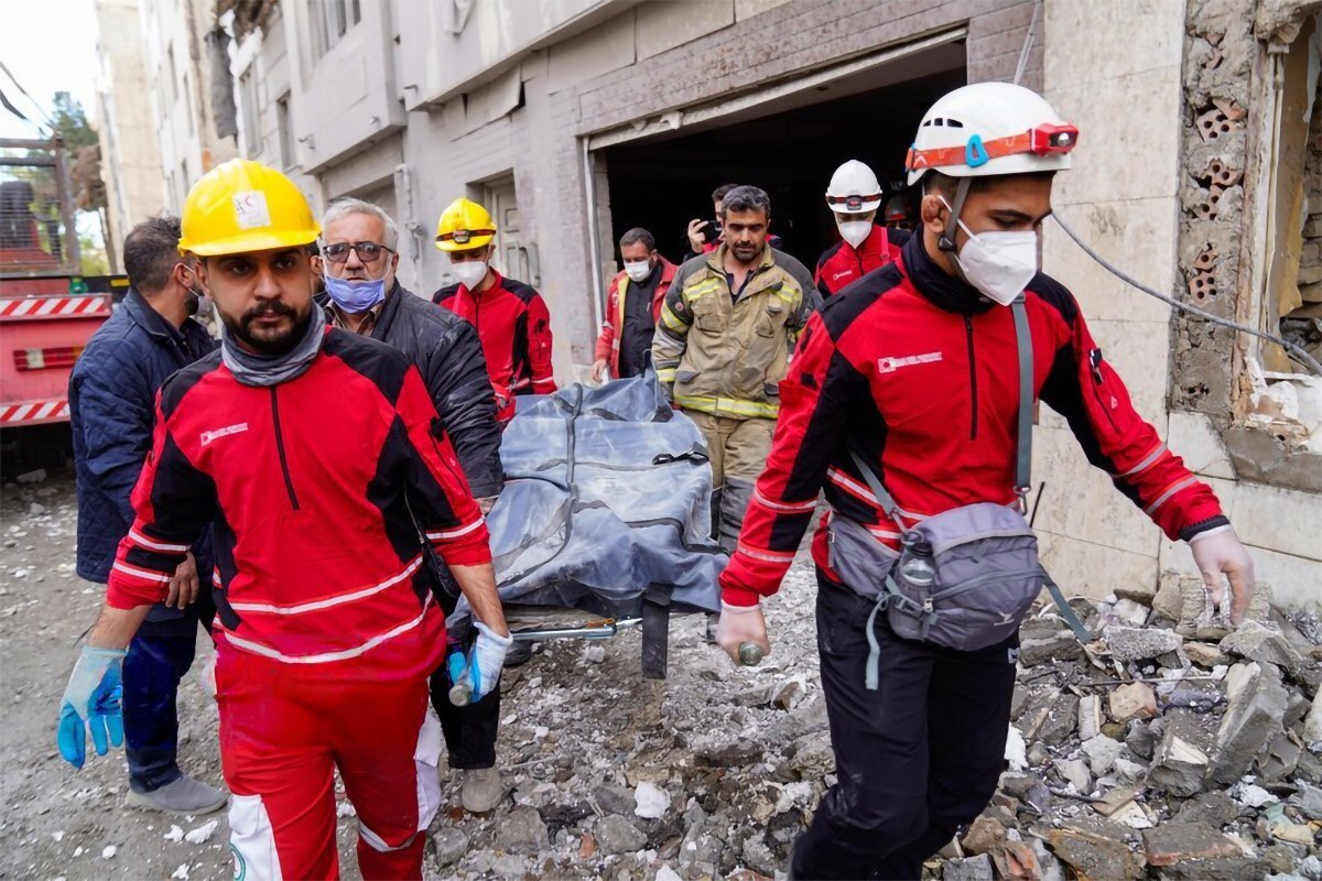 ویدیو | ایثار نیروهای هلال احمر در انتقال مردم آسیب&zwnj;دیده به نقطه&zwnj;ای امن