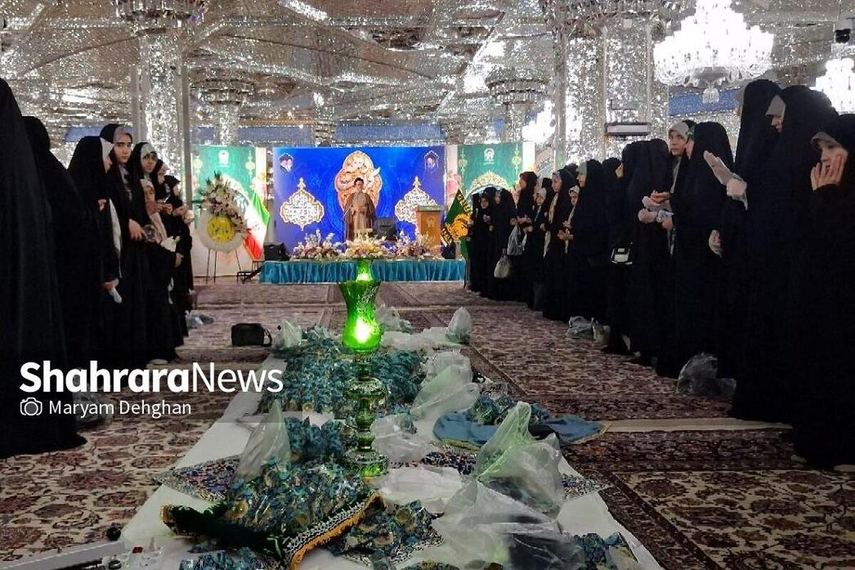 دختران خورشید | دختران نوجوان در مراسم معنوی بسته‌بندی نبات متبرک پای سفره امام رضا (ع) نشستند