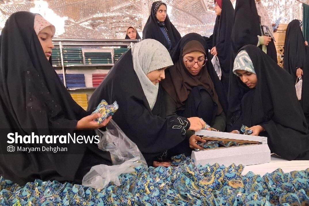 دختران خورشید | دختران نوجوان در مراسم معنوی بسته‌بندی نبات متبرک پای سفره امام رضا (ع) نشستند