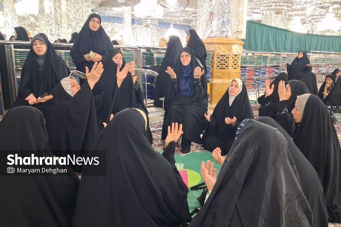 دختران خورشید | دختران نوجوان در مراسم معنوی بسته‌بندی نبات متبرک پای سفره امام رضا (ع) نشستند