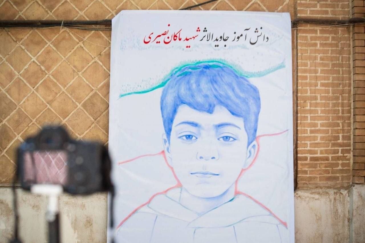 نقاشی با اثر انگشت | پرتره‌ای از شهید ماکان نصیری + عکس