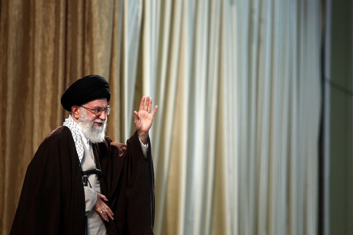 آن شب بوی بهشت در کوچه پیچید| دیدار بی&zwnj;تکلف آیت&zwnj;الله خامنه&zwnj;ای _رهبر شهید انقلاب_ با خانواده&zwnj;ای که دو شهید داده بودند