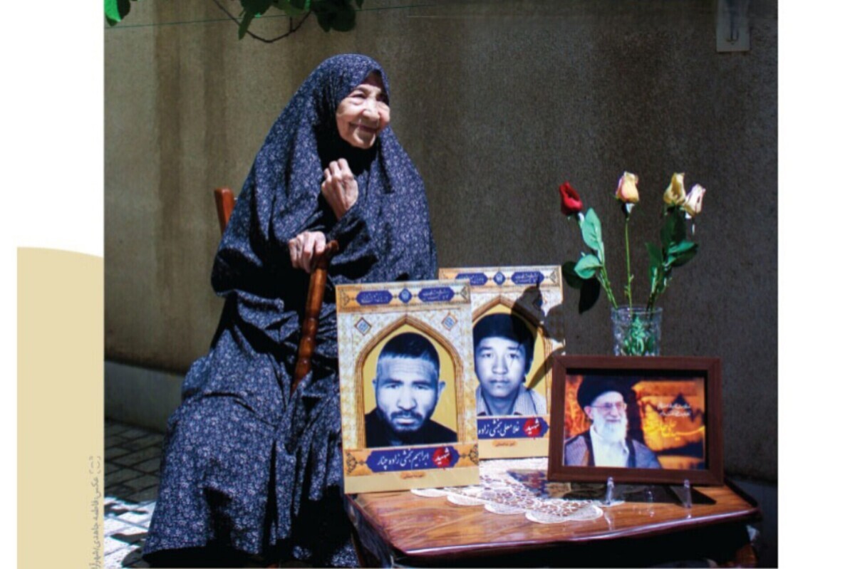 آن شب بوی بهشت در کوچه پیچید| دیدار بی‌تکلف آیت‌الله خامنه‌ای _رهبر شهید انقلاب_ با خانواده‌ای که دو شهید داده بودند