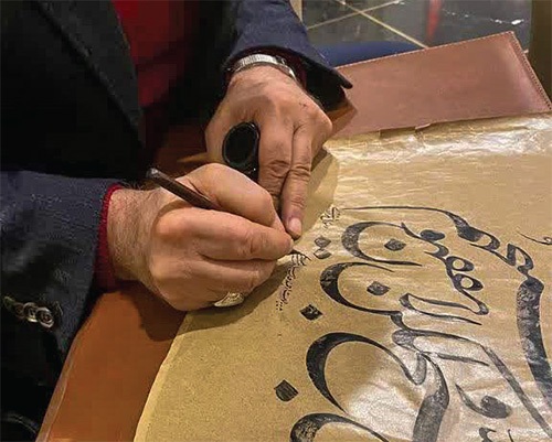 زیستن با خطاطی؛ از ماشین نویسی در گاراژ‌های مشهد تا کتابت شاهنامه