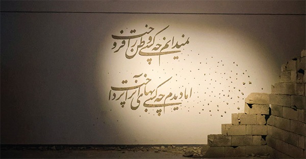 هنرمندان مشهد با پرفورمنس «کمک رسید» در سوگ دانش آموزان میناب | روایت جنگ و مقاومت در تلفیق حجم، تصویر و صدا