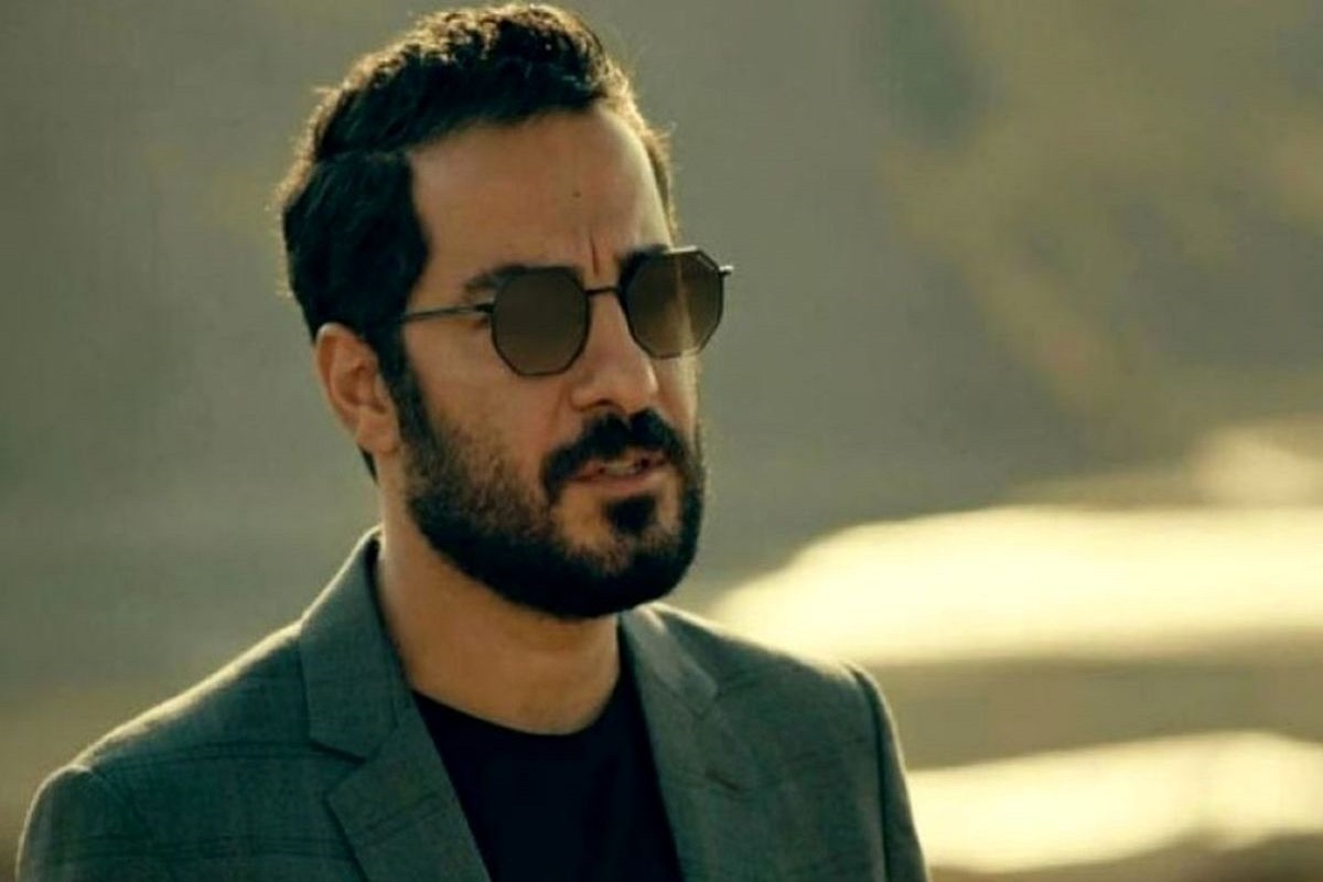 عکس جدید &laquo;نوید محمدزاده&raquo; در آستانه اجرای نمایش &laquo;پرنده سیاه&raquo; + عکس