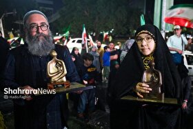برگزاری مهمترین مراسم هنری سال در سنگر خیابان | اعظم عظیمی و حمید قربانپور به عنوان چهره هنری انقلاب اسلامی خراسان رضوی انتخاب شدند + فیلم