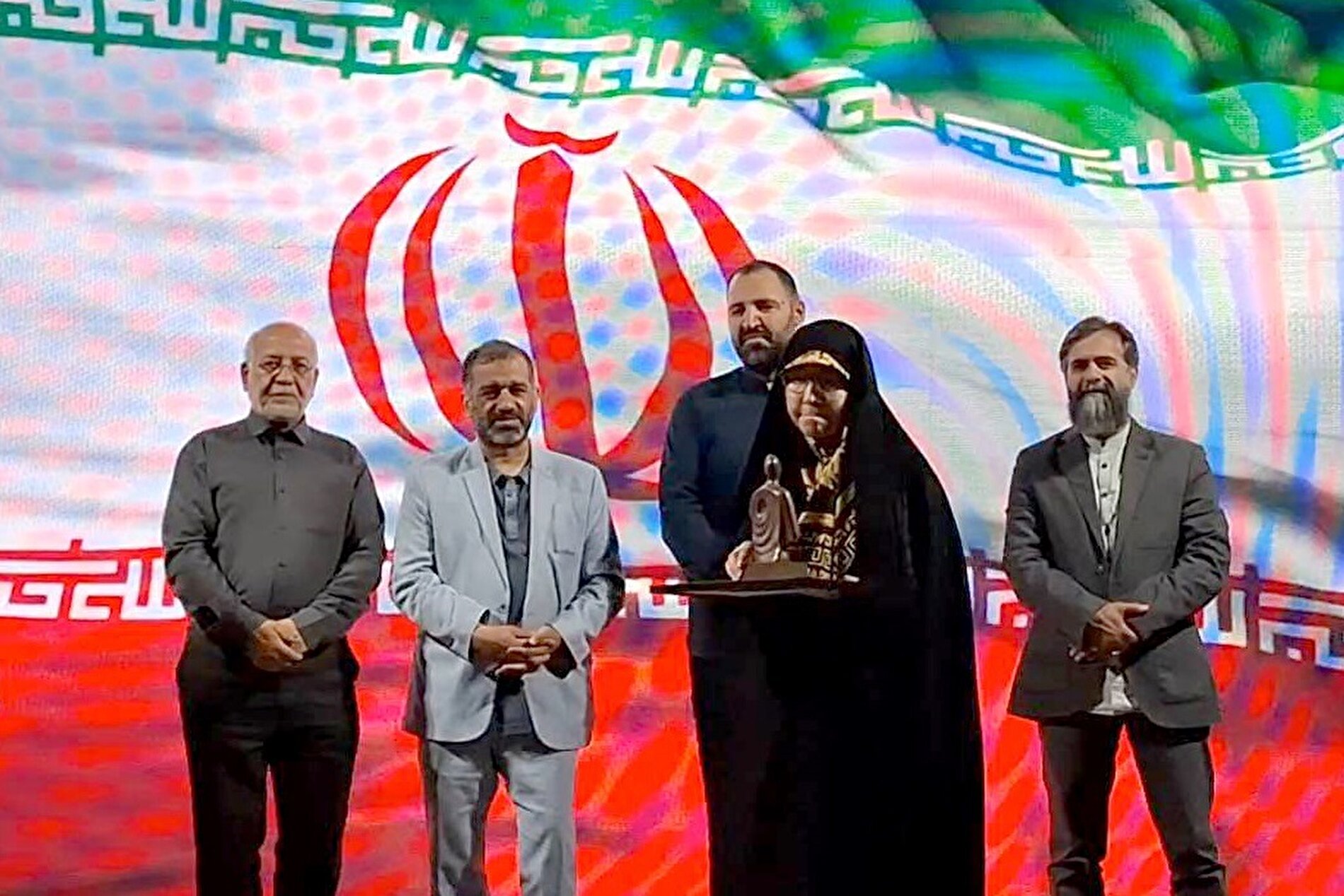 برگزاری مهمترین مراسم هنری سال در سنگر خیابان | اعظم عظیمی و حمید قربانپور به عنوان چهره هنری انقلاب اسلامی خراسان رضوی انتخاب شدند + فیلم