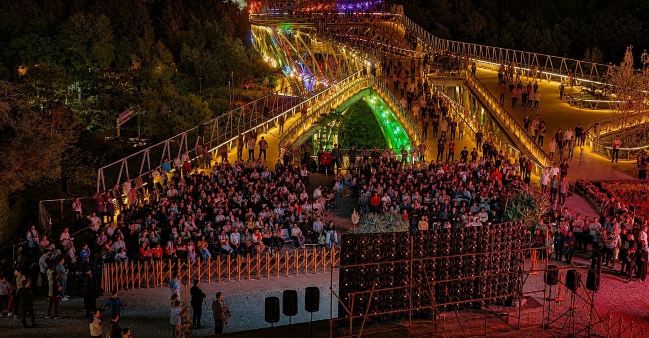 فیلم سینمایی «نیم‌شب» بر فراز پل طبیعت تهران اکران شد + عکس