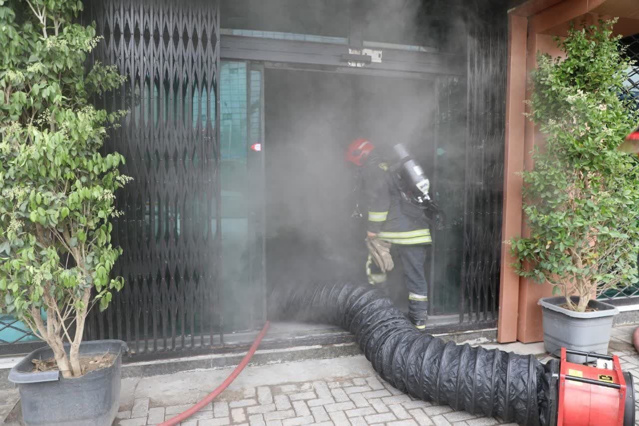 نجات ۳۰ شهروند محبوس از حادثه آتش سوزی در خیابان دانشگاه مشهد + عکس (۲۷ اردیبهشت ۱۴۰۵)