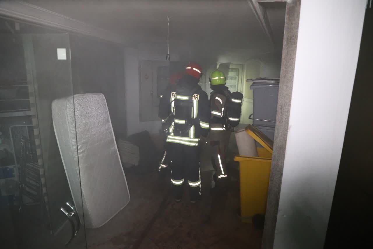 نجات ۳۰ شهروند محبوس از حادثه آتش سوزی در خیابان دانشگاه مشهد + عکس (۲۷ اردیبهشت ۱۴۰۵)