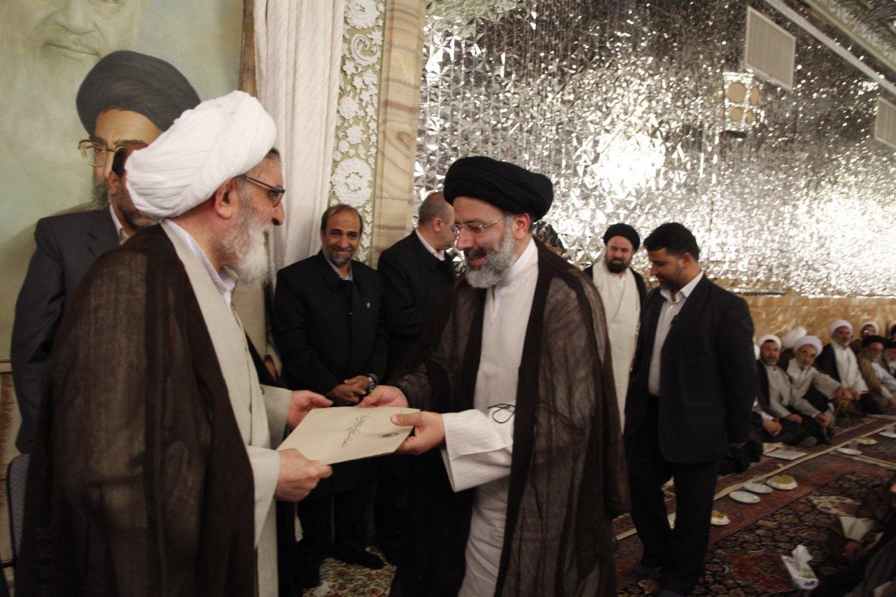 تصویری از مراسم اعطای حکم خادمی آیت‌الله شهید سید ابراهیم رئیسی