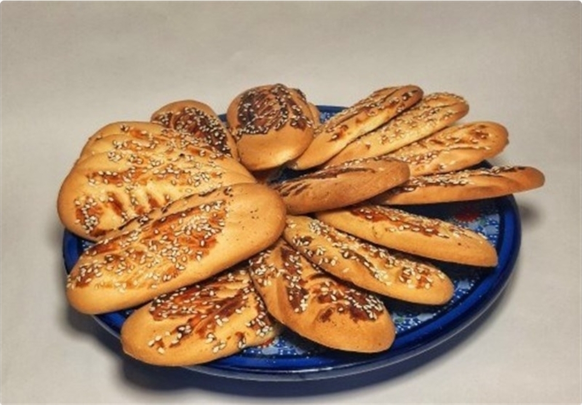 عطر نان قندی در نطنز پیچید| پخت بیش از ۳ هزار قرص نان شیرینی روغنی محلی توسط بانوان جهادگر