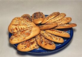 عطر نان قندی در نطنز پیچید| پخت بیش از ۳ هزار قرص نان شیرینی روغنی محلی توسط بانوان جهادگر