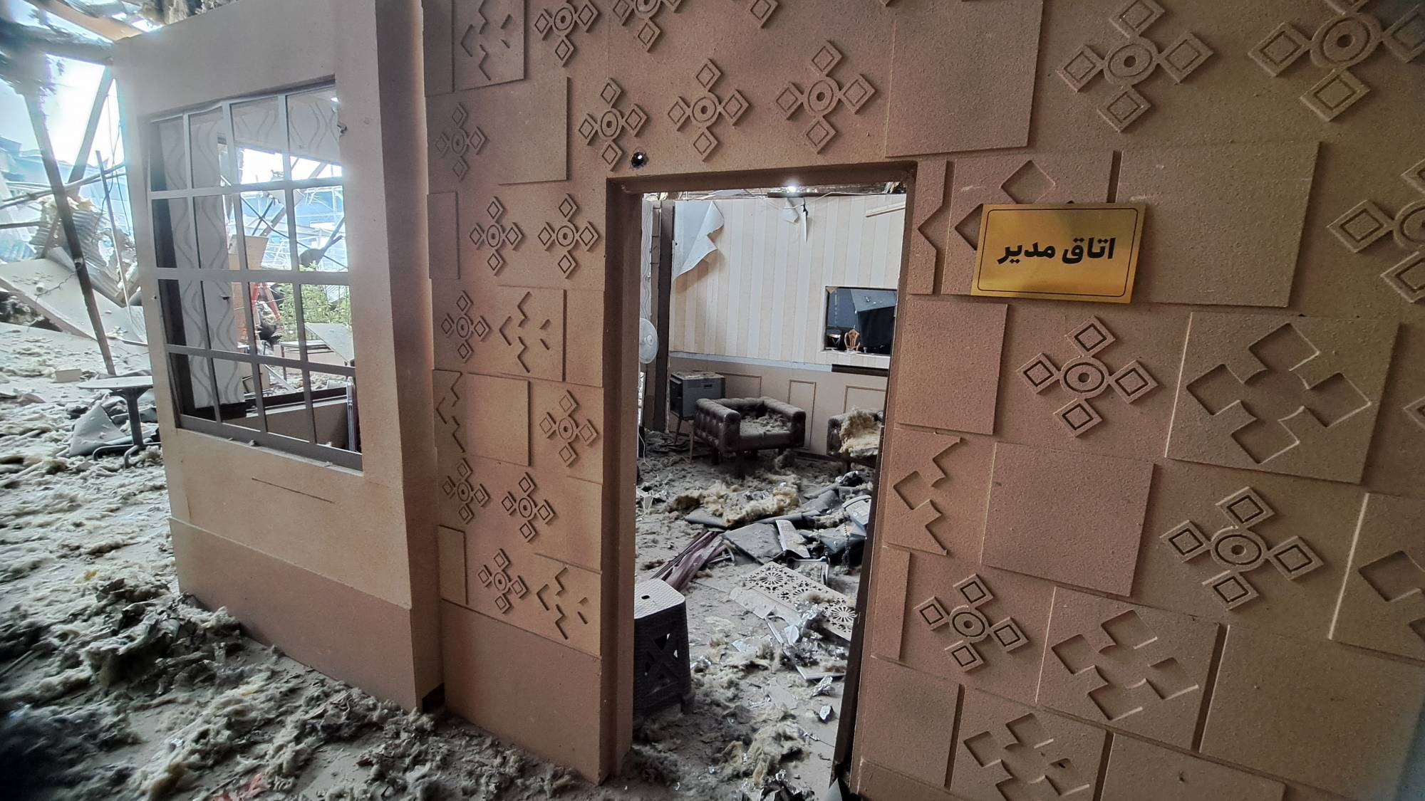 ویران شدن لوکیشن سریال نمایش خانگی «آقای دکتر» بر اثر اصابت بمب‌های ارتش آمریکا + عکس