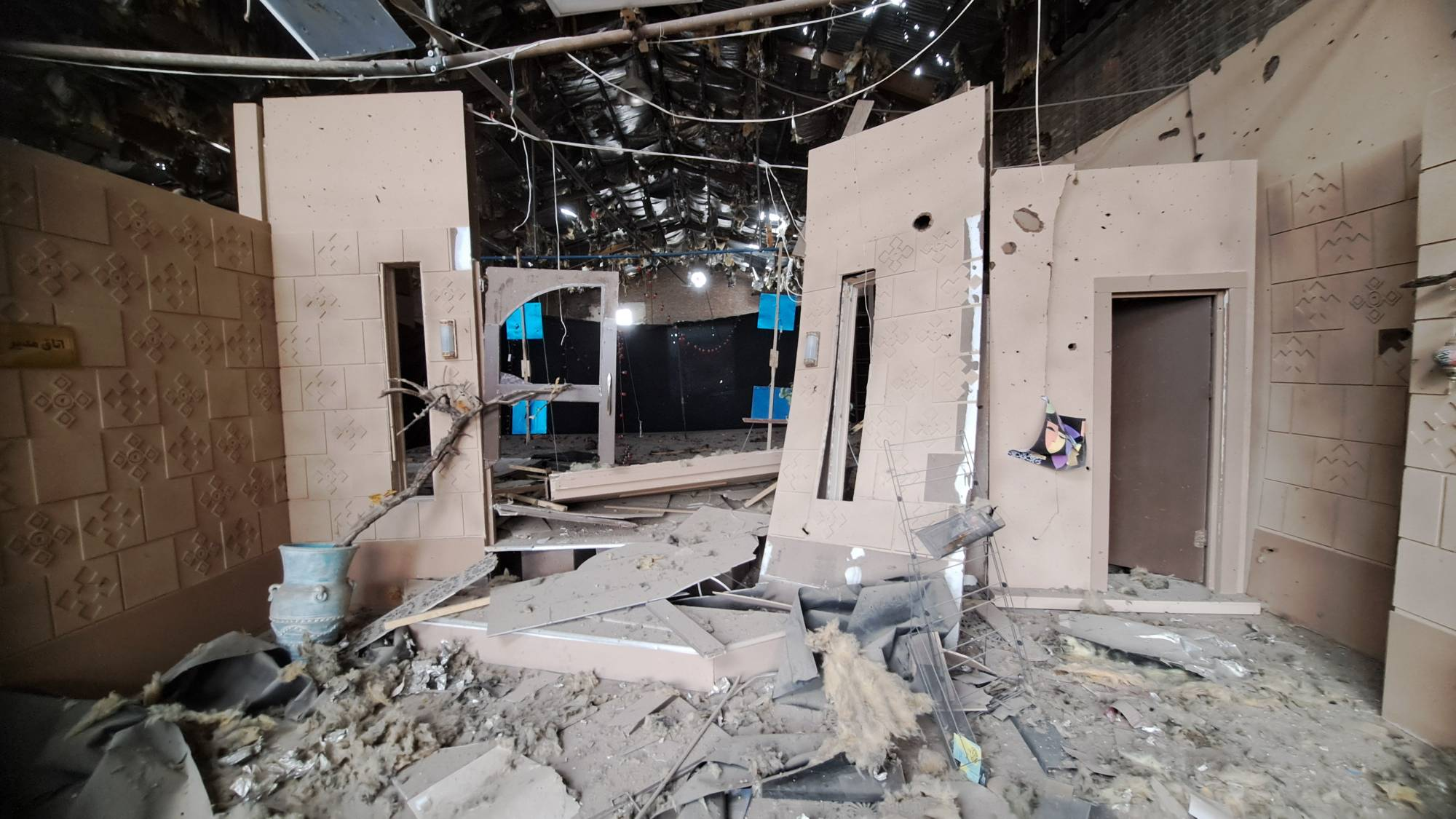 ویران شدن لوکیشن سریال نمایش خانگی «آقای دکتر» بر اثر اصابت بمب‌های ارتش آمریکا + عکس