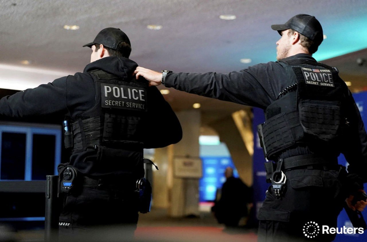 تیراندازی در ضیافت شام خبرنگاران کاخ سفید | تیم های امنیتی ترامپ را از صحنه خارج کردند + عکس و فیلم