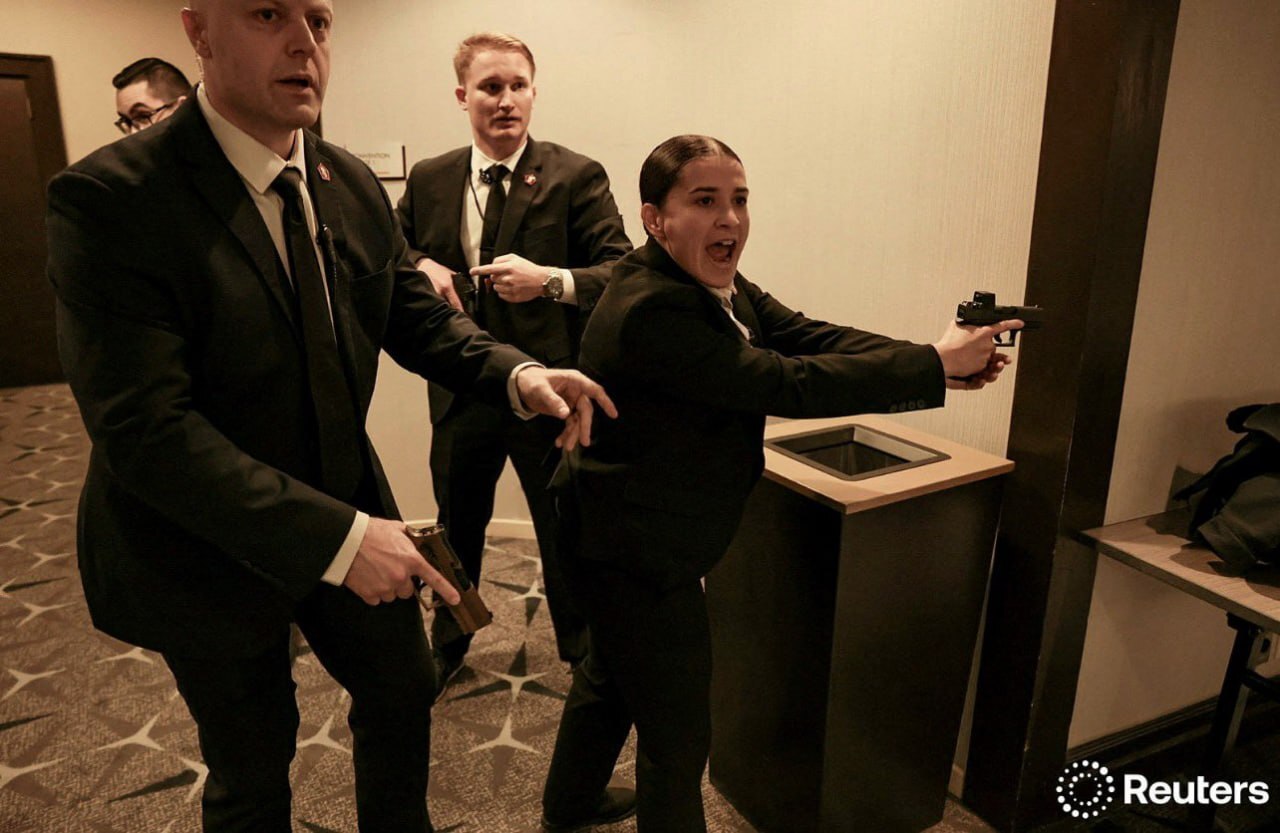 تیراندازی در ضیافت شام خبرنگاران کاخ سفید | تیم های امنیتی ترامپ را از صحنه خارج کردند + عکس و فیلم