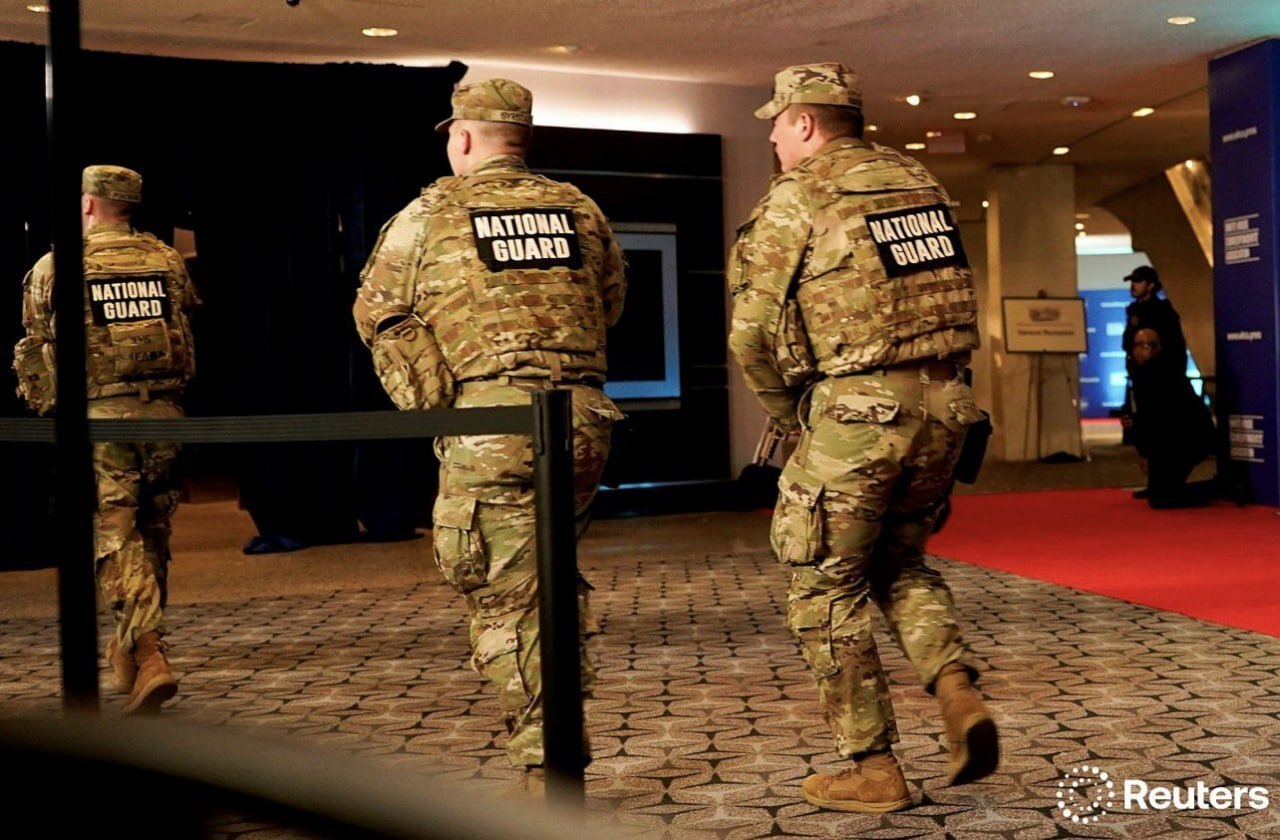 تیراندازی در ضیافت شام خبرنگاران کاخ سفید | تیم های امنیتی ترامپ را از صحنه خارج کردند + عکس و فیلم