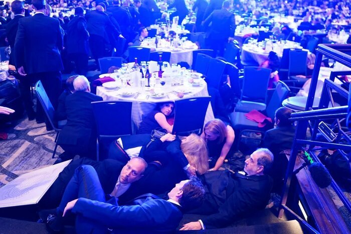 تیراندازی در ضیافت شام خبرنگاران کاخ سفید | تیم های امنیتی ترامپ را از صحنه خارج کردند + عکس و فیلم