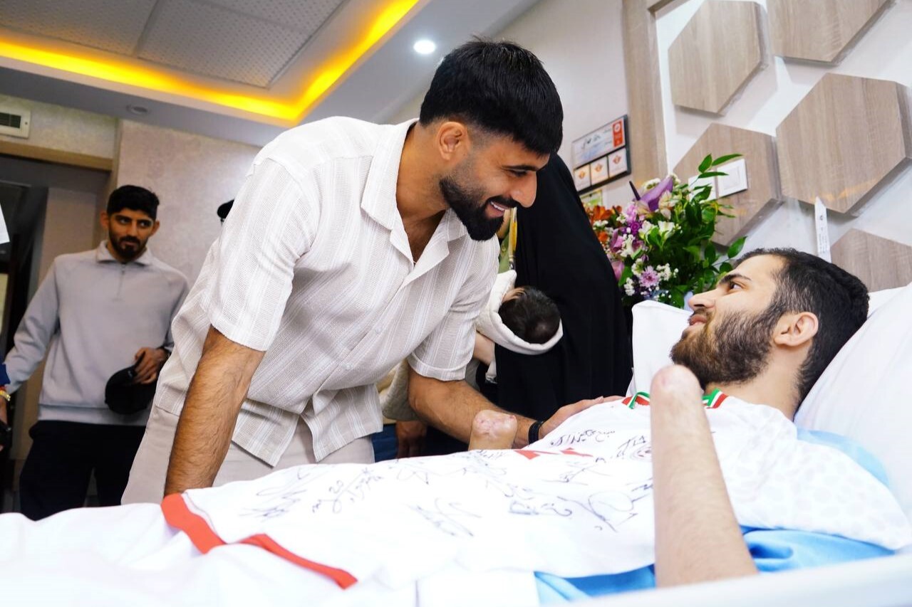 عیادت بازیکنان و سرمربی تیم ملی از جانباز جنگ رمضان + عکس