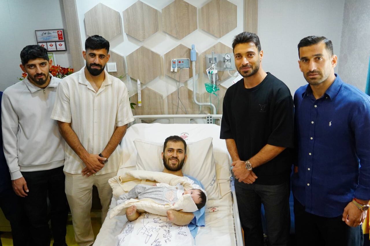 عیادت بازیکنان و سرمربی تیم ملی از جانباز جنگ رمضان + عکس