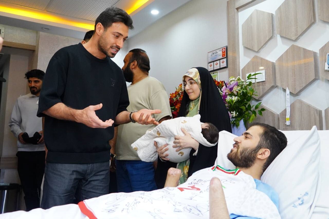 عیادت بازیکنان و سرمربی تیم ملی از جانباز جنگ رمضان + عکس