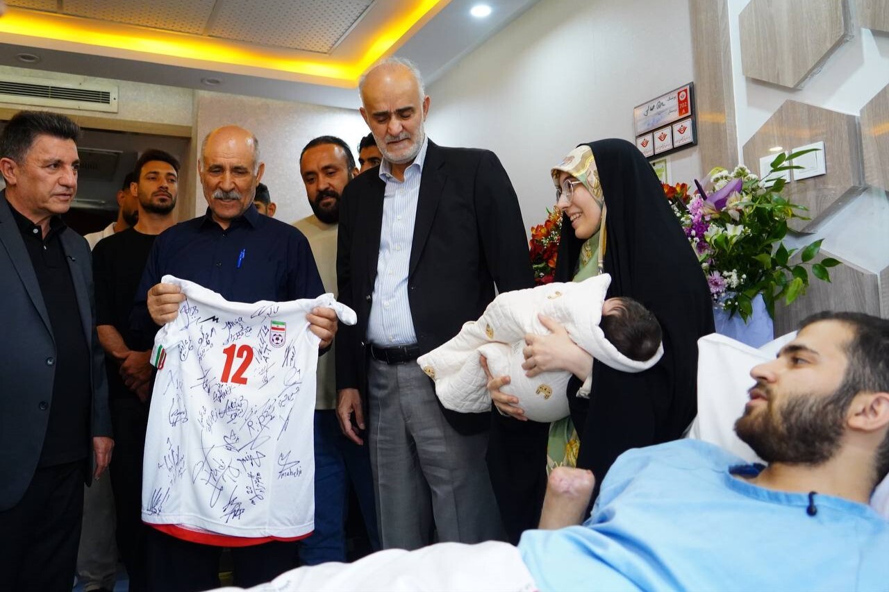 عیادت بازیکنان و سرمربی تیم ملی از جانباز جنگ رمضان + عکس