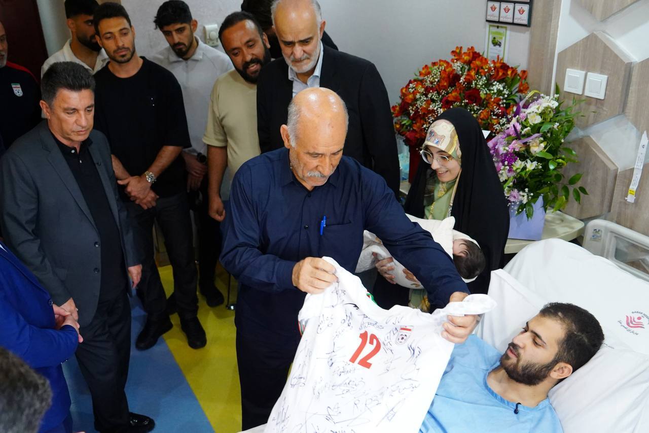 عیادت بازیکنان و سرمربی تیم ملی از جانباز جنگ رمضان + عکس