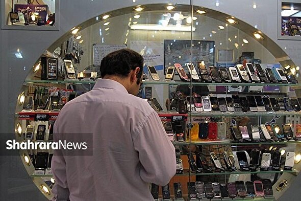 واردات تلفن همراه از مسیر‌های جایگزین | قیمت موبایل در بازار مشهد ۵ تا ۱۰ درصد افزایش داشته است